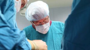 Коллективу российских хирургов под руководством А.В.Шабунина присуждена премия правительства РФ в области науки и техники